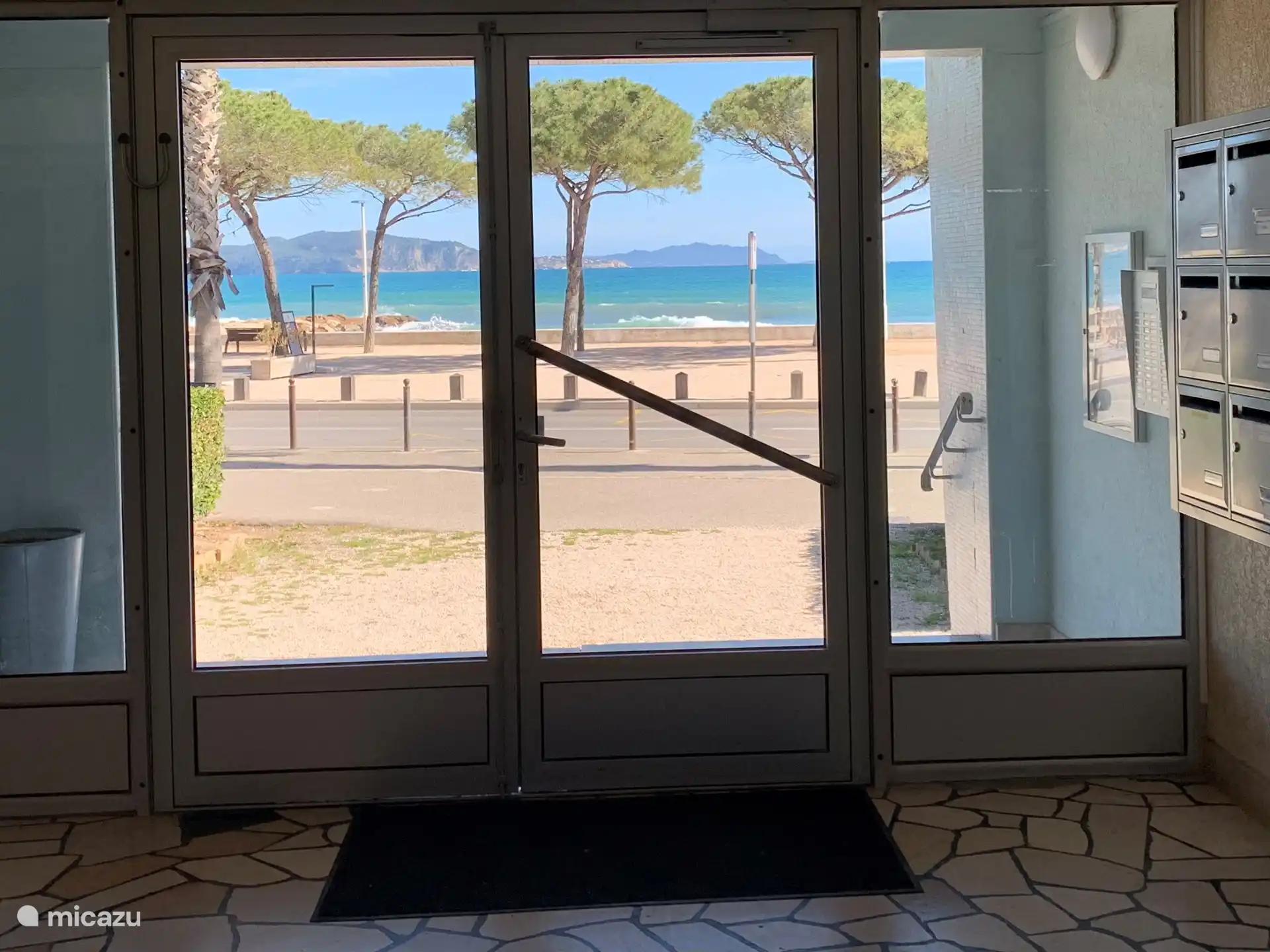 Blick vom Eingang des Apartmentkomplexes.