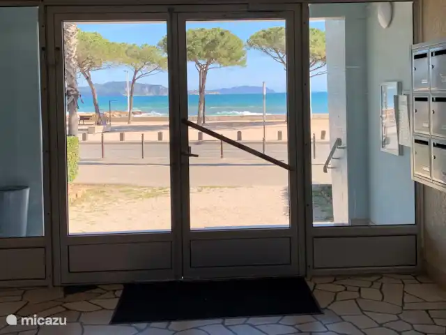 apartamento en Francia, Provenza-Alpes-Costa Azul, La Ciotat – Le Méditerranée, apartamento junto al mar Vista desde la entrada del complejo de apartamentos.