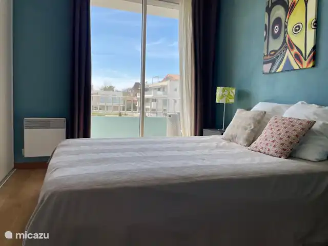 apartamento en Francia, Provenza-Alpes-Costa Azul, La Ciotat – Le Méditerranée, apartamento junto al mar Dormitorio 1, con cama de matrimonio de 160*180 cm. (esta foto todavía muestra la cama vieja, la cama nueva estará disponible a finales de mayo de 2024).