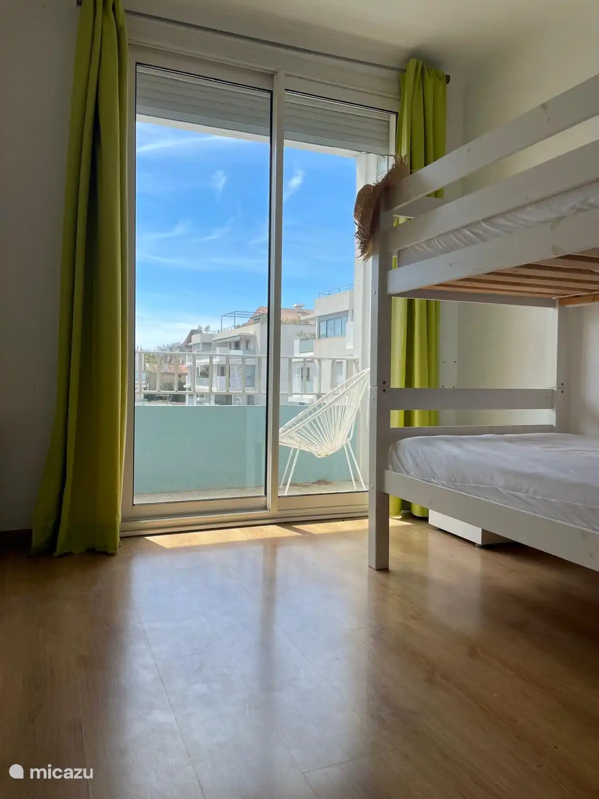 Zweites Schlafzimmer mit Etagenbett. Wenn Sie mit drei Kindern anreisen, gibt es eine dritte Matratze, die neben dem Bett auf den Boden gelegt werden kann. 