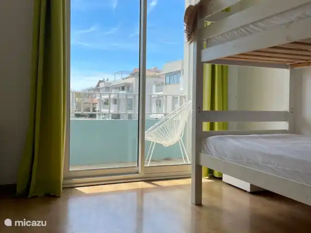 apartamento en Francia, Provenza-Alpes-Costa Azul, La Ciotat – Le Méditerranée, apartamento junto al mar Segundo dormitorio con literas. Hay un tercer colchón que se puede colocar en el suelo junto a la cama, si vienes con 3 niños.