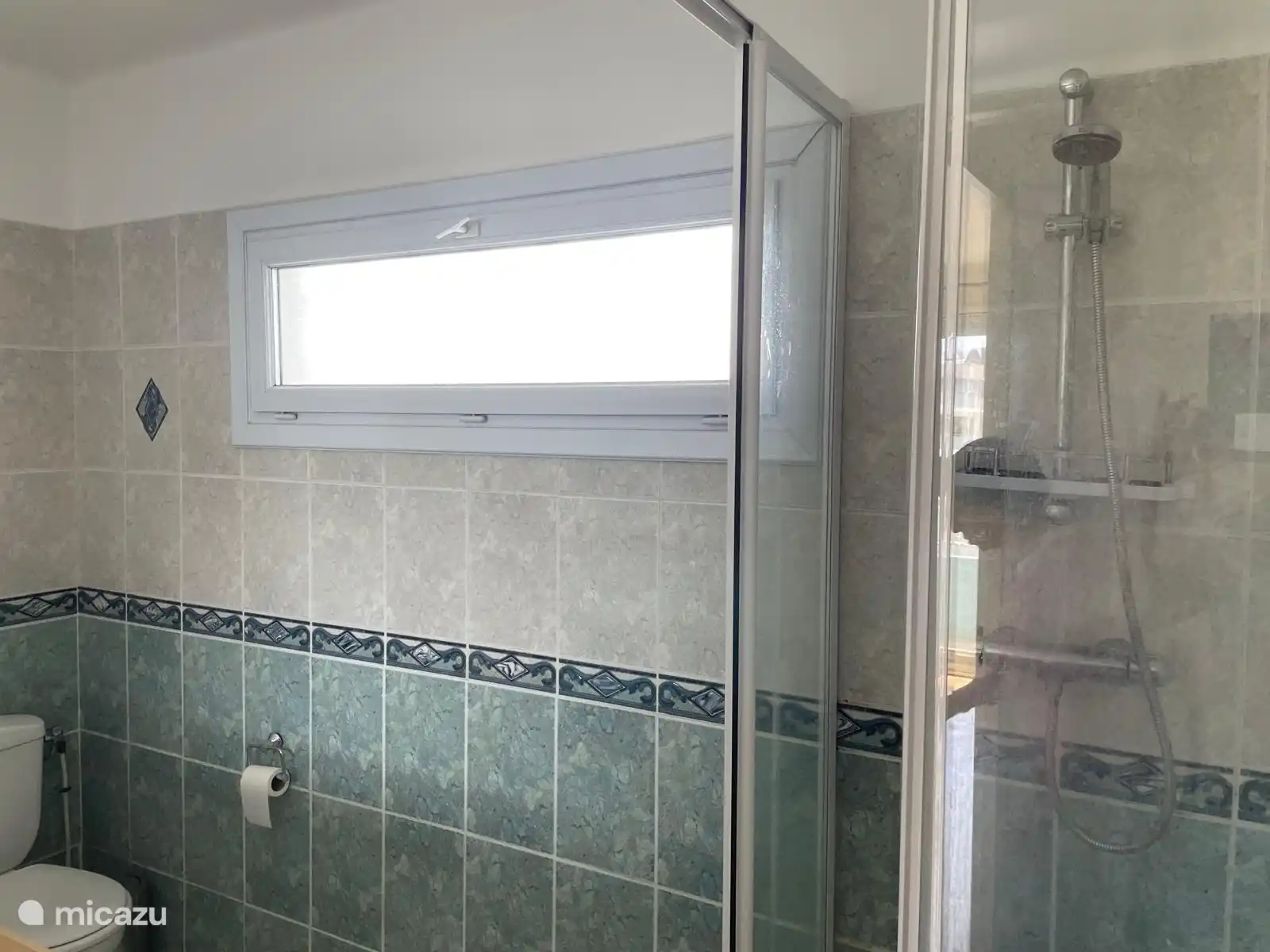 Badezimmer mit Dusche und WC.
Dieses wird derzeit modernisiert. Neues Foto folgt schnellstmöglich.