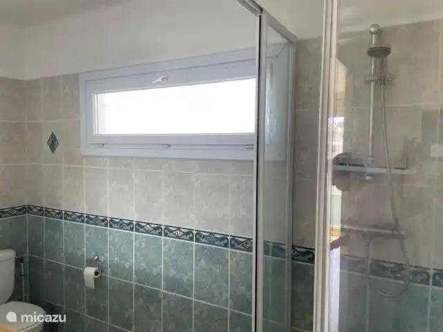 apartamento en Francia, Provenza-Alpes-Costa Azul, La Ciotat – Le Méditerranée, apartamento junto al mar Cuarto de baño con ducha y WC.
Actualmente se está modernizando. Nueva foto aparecerá lo antes posible.