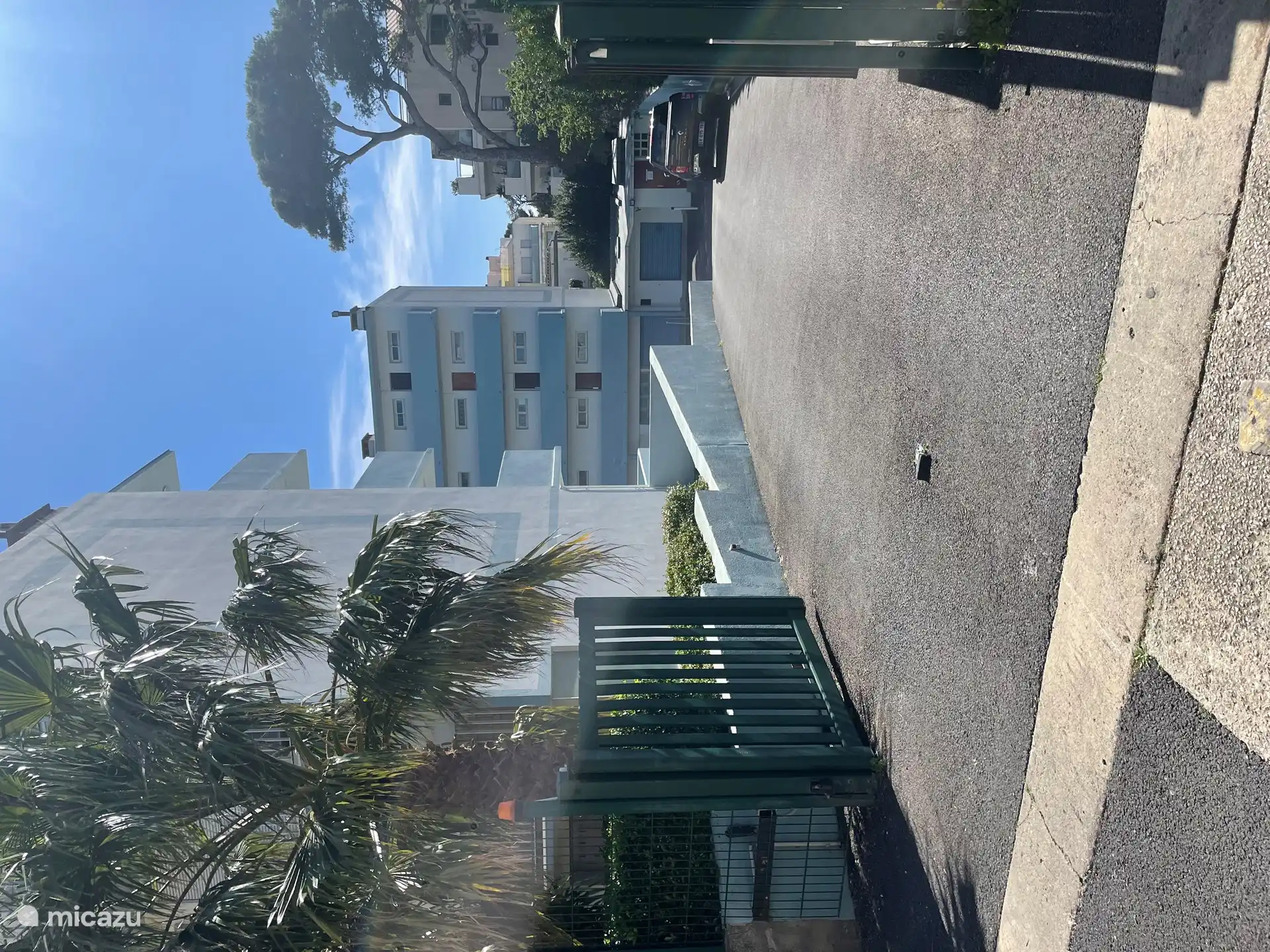 Der Parkplatz befindet sich auf der Rückseite des Gebäudes.