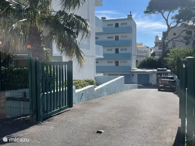 apartamento en Francia, Provenza-Alpes-Costa Azul, La Ciotat – Le Méditerranée, apartamento junto al mar El estacionamiento está en la parte trasera del edificio.