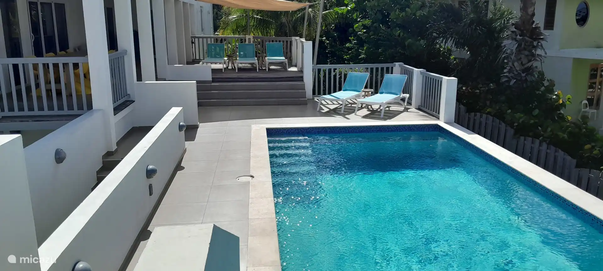 Piscine rénovée avec plusieurs espaces de détente