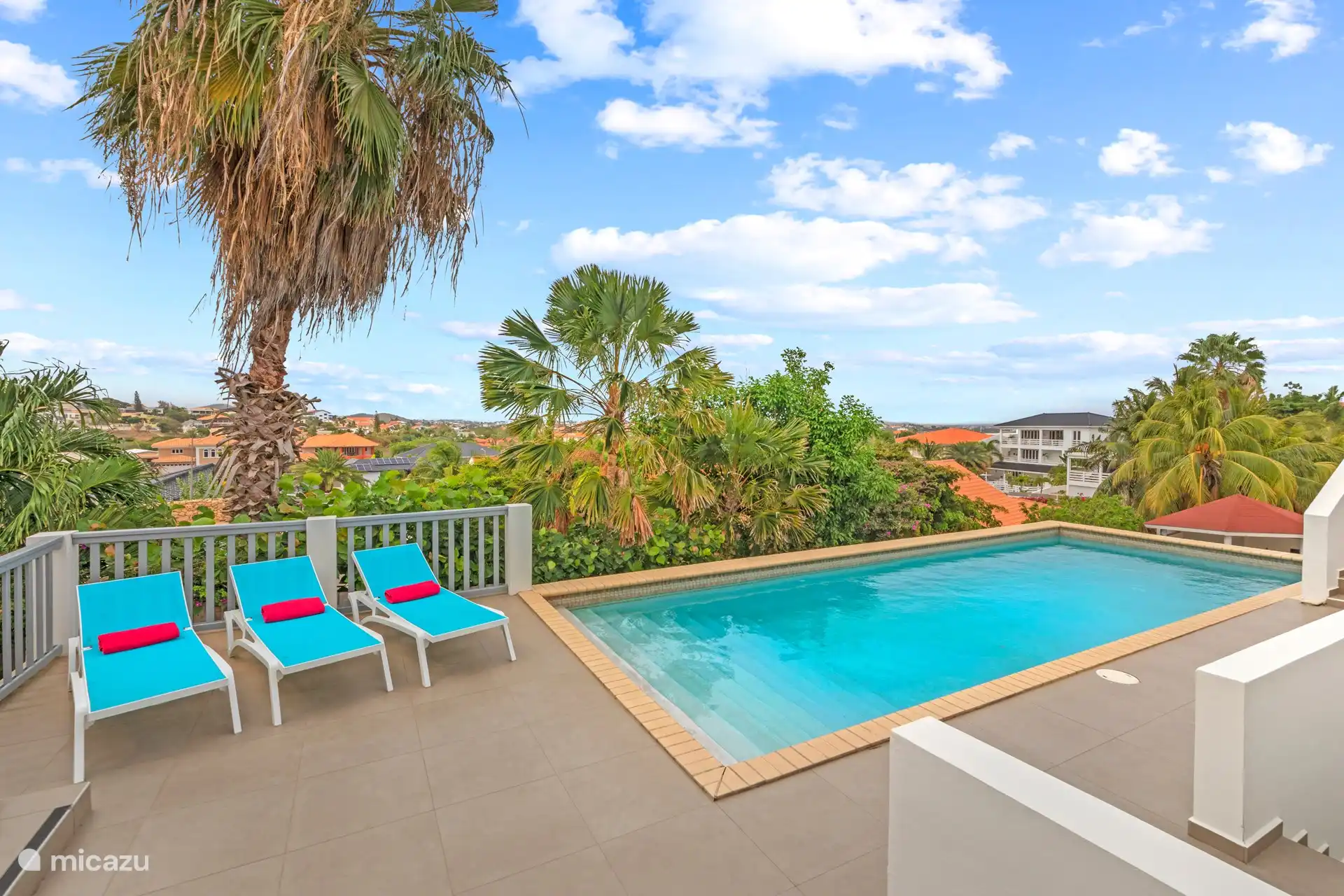 Der Swimmingpool von der Veranda aus gesehen