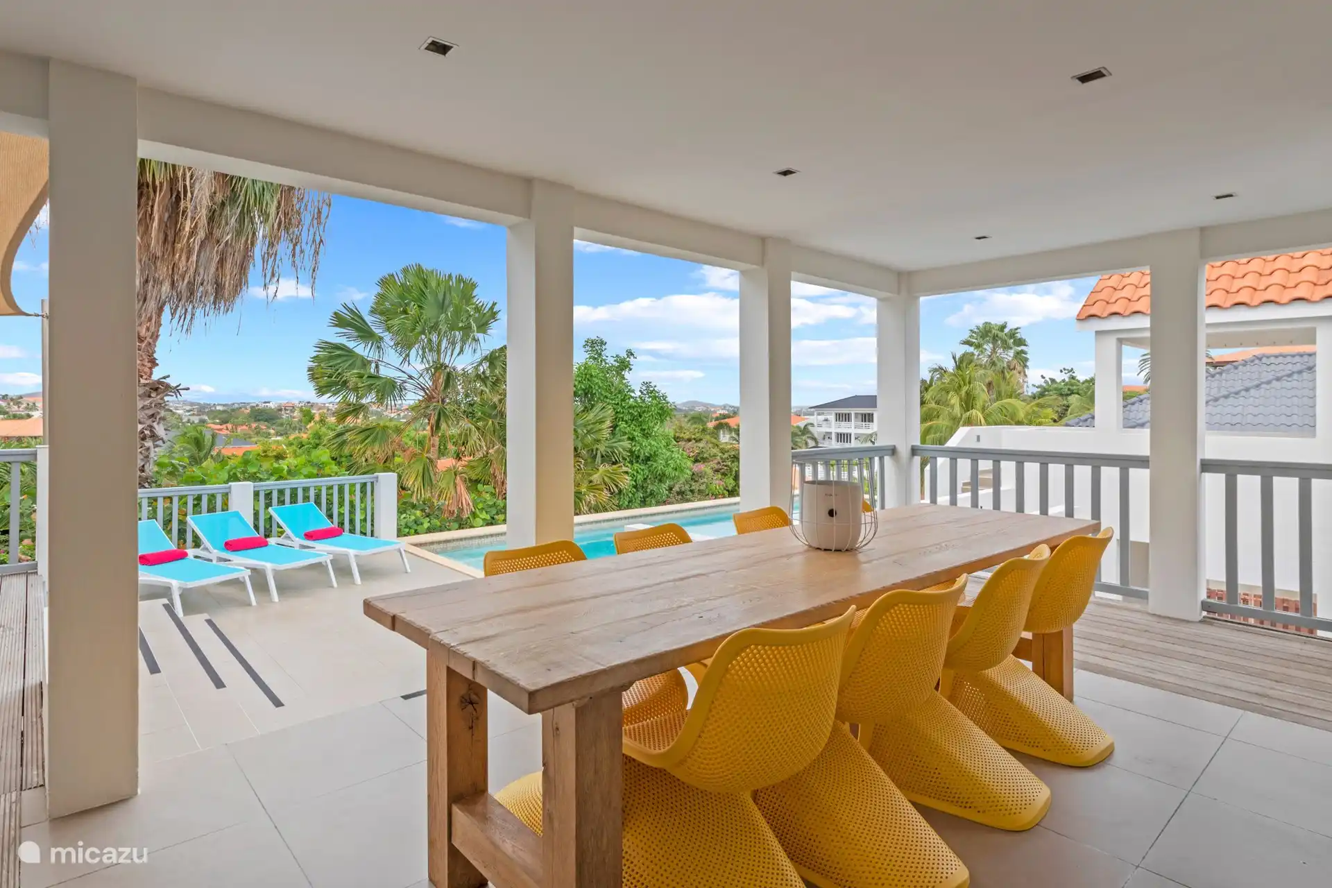 Großer Tisch unter der Veranda