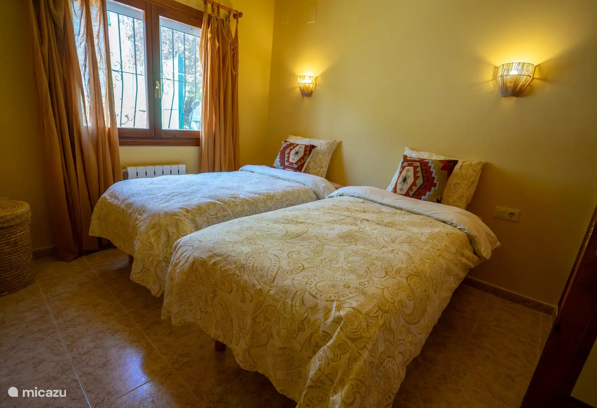 Chambre jaune rez-de-chaussée