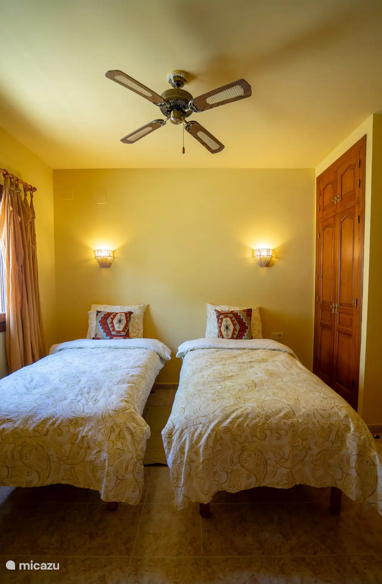 Chambre jaune rez-de-chaussée