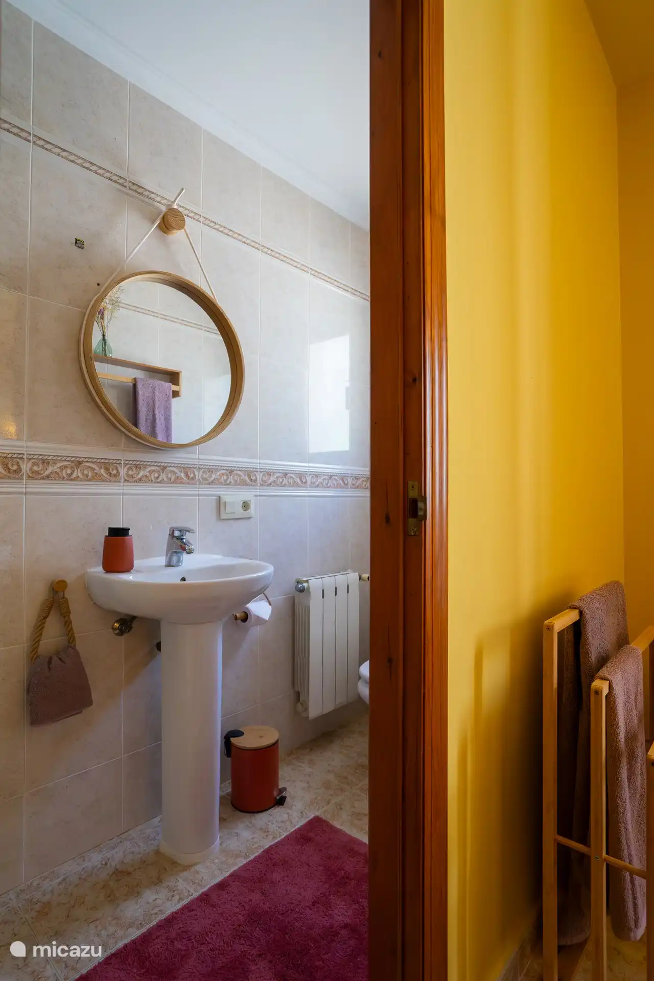 Salle de bain jaune rez-de-chaussée