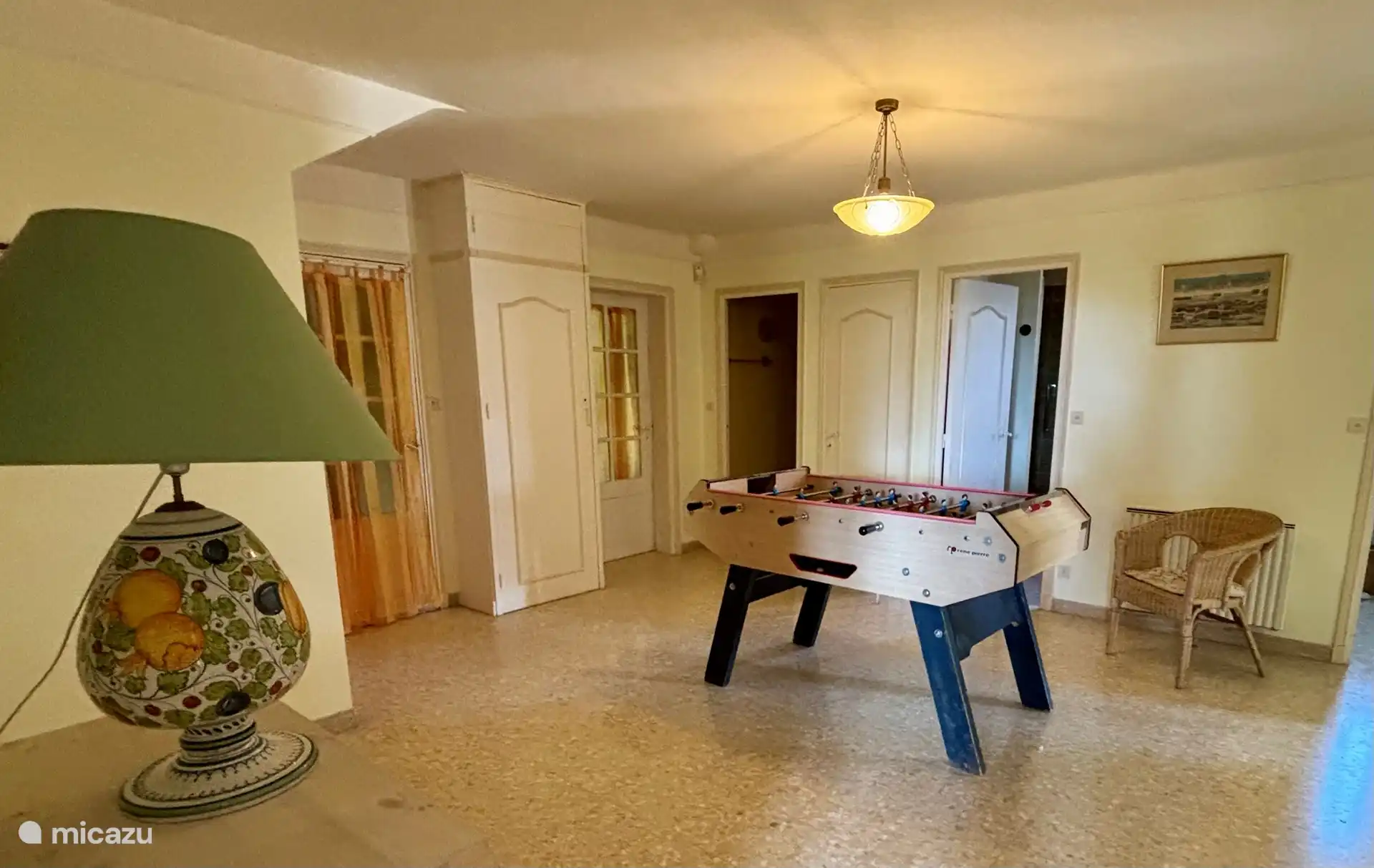 Saal mit Tischfußball