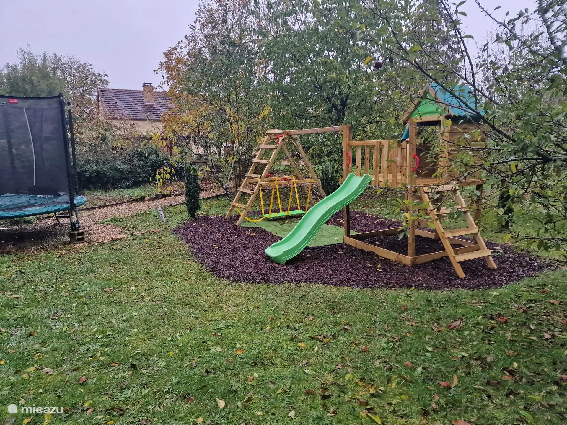 Klettergerüst mit Schaukeln und Trampolin