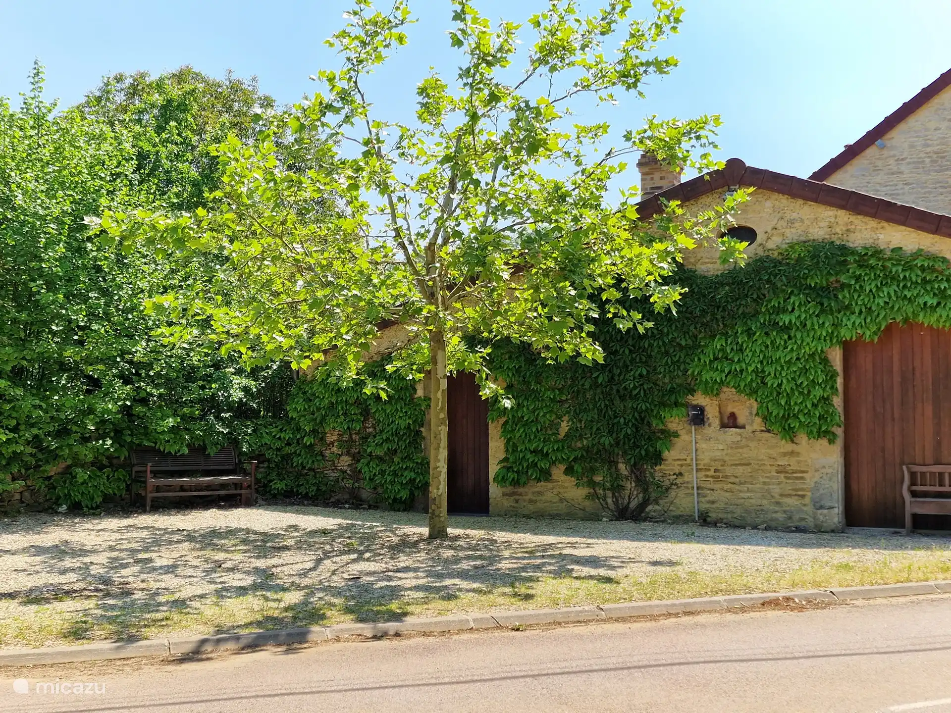 Großzügiger Parkplatz mit Ladestation und Tor zum Auvent