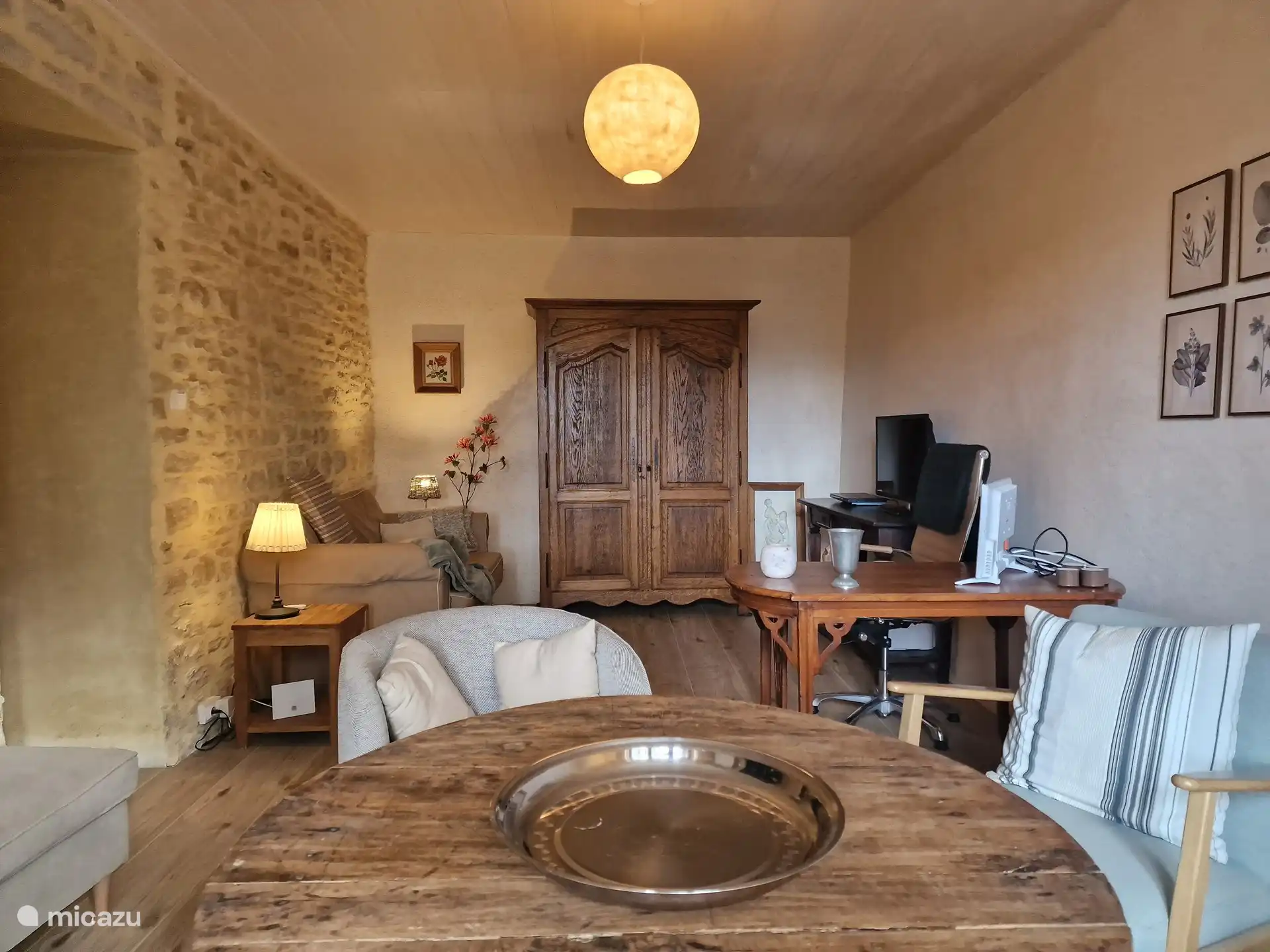 Salon 2 . Arbeitsplatz mit Bildschirm und TV-Ecke mit Chromecast (insbesondere NL und Netflix)