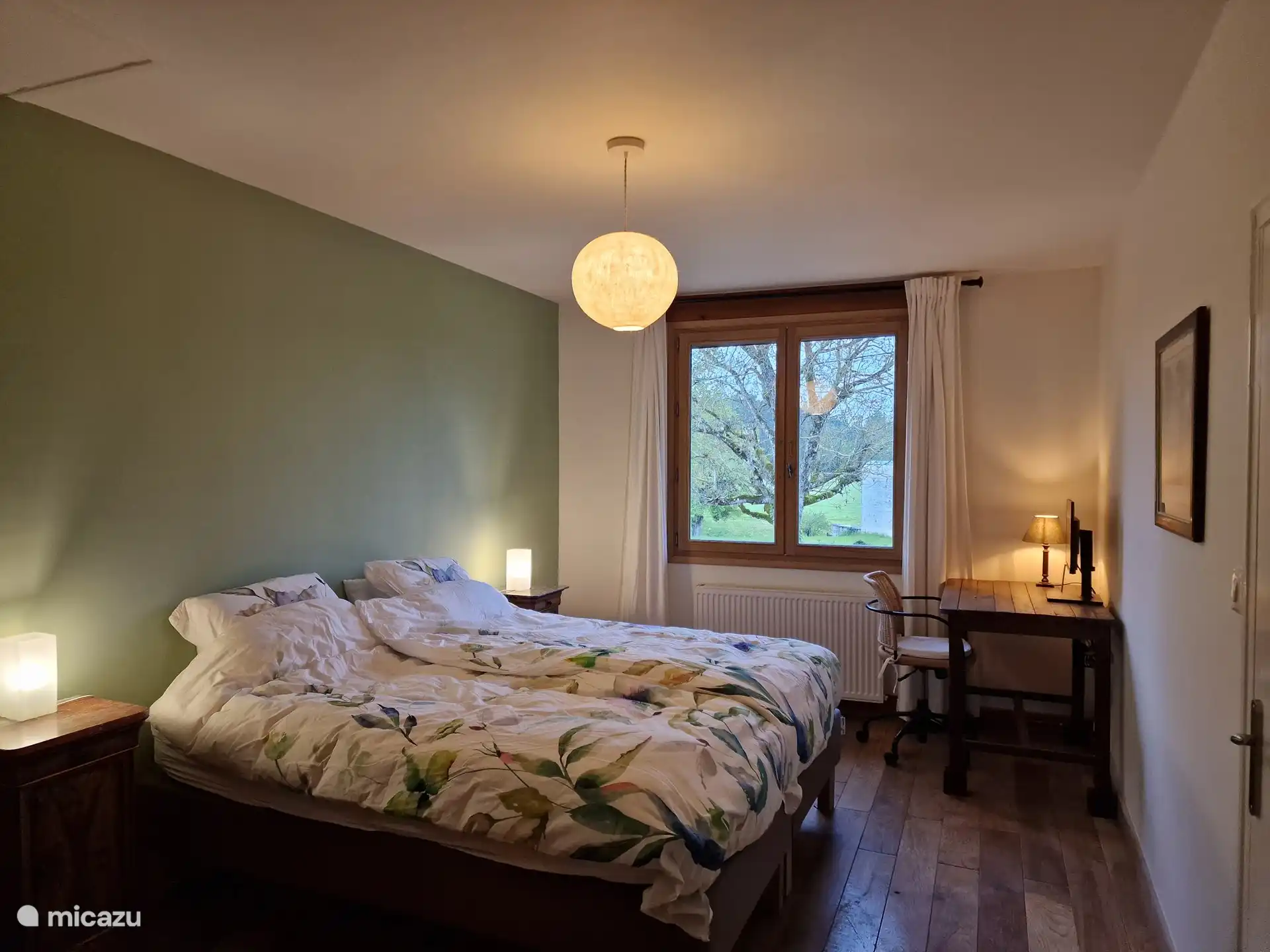 L'Été das Hauptschlafzimmer mit Arbeitsplatz 