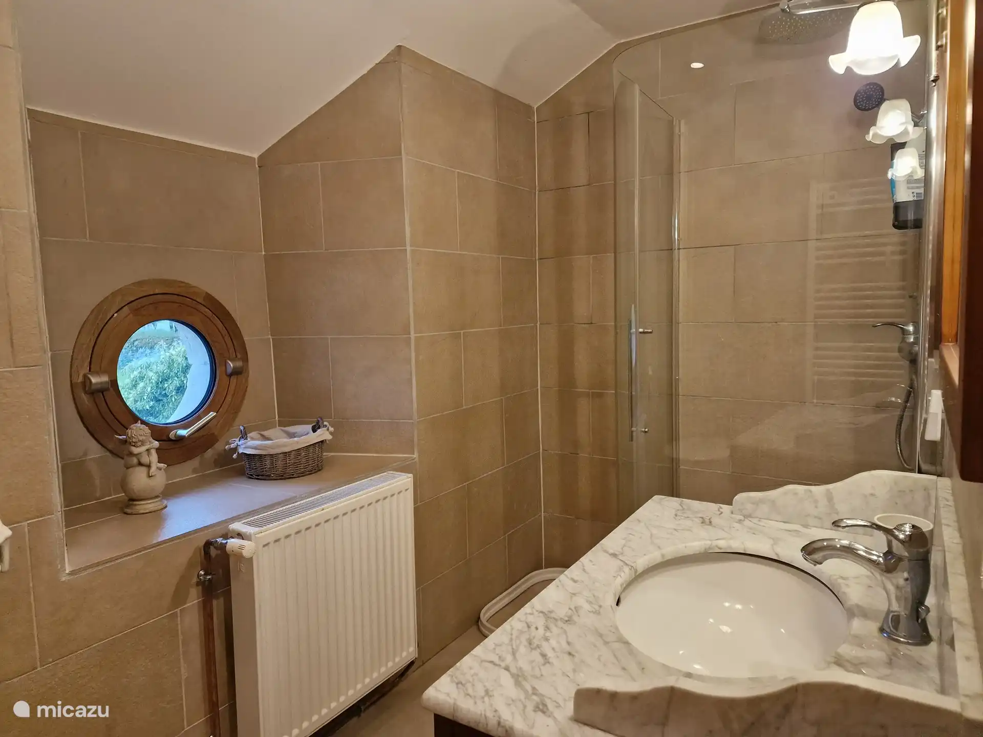 Ensuite-Badezimmer (mit Toilette) im L'Été, dem Hauptschlafzimmer