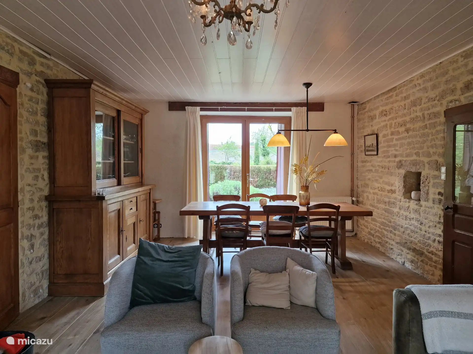 Salon 1. Großer Esstisch und Schrank mit Spielen