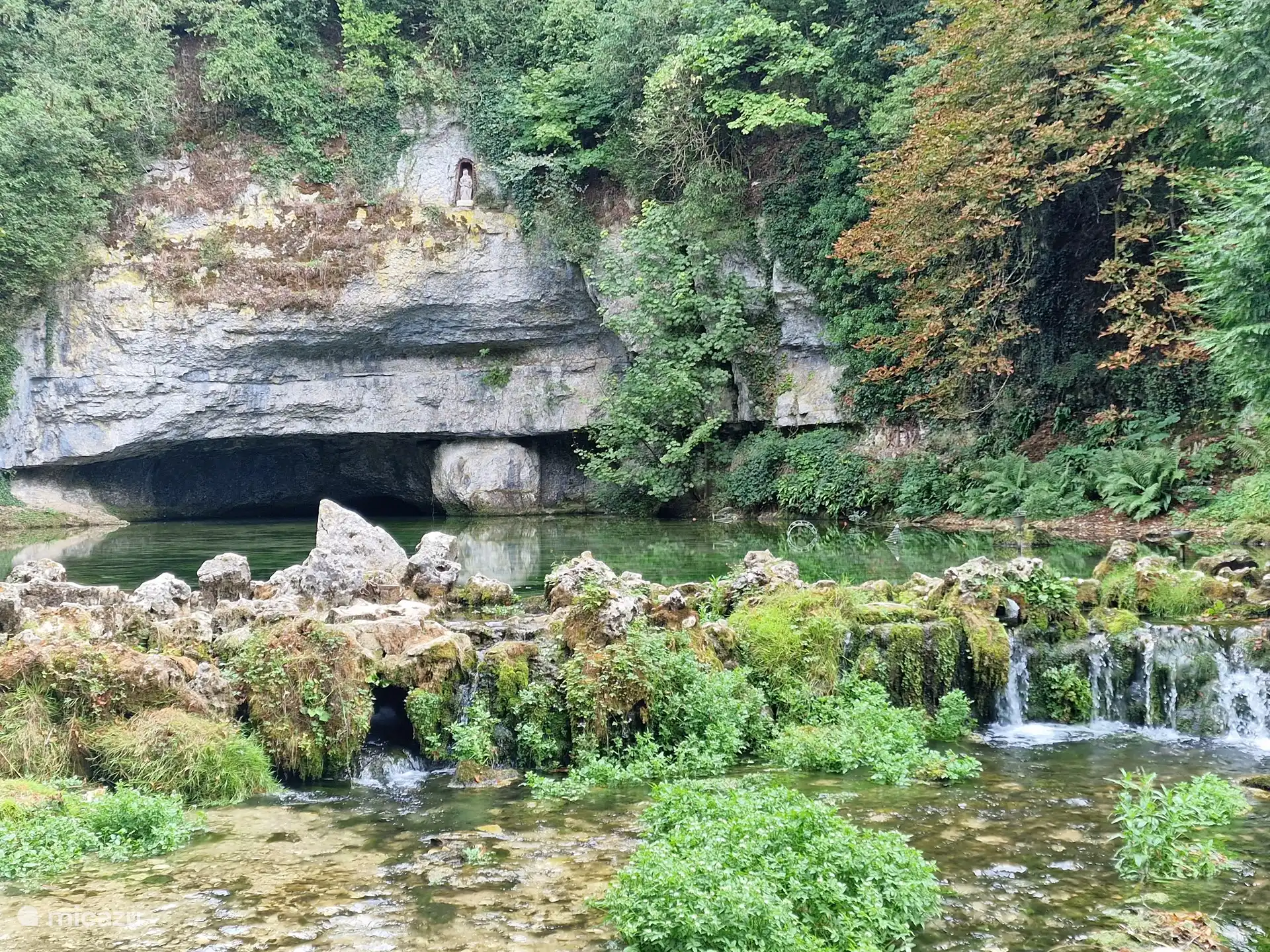 Source de Douix in einem schattigen Park im alten Viertel Chatillon sur Seine. 