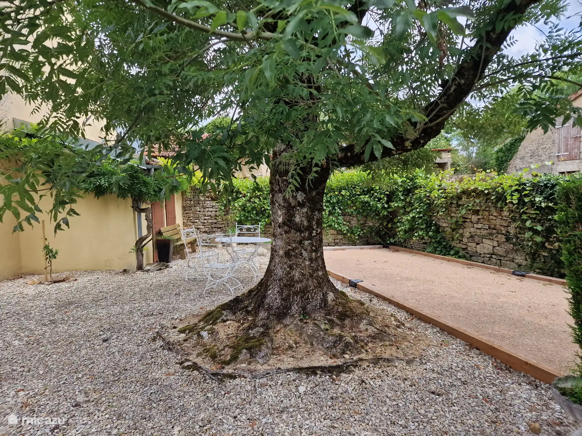 Petanque unter schattigen Bäumen. Wunderbar am Nachmittag