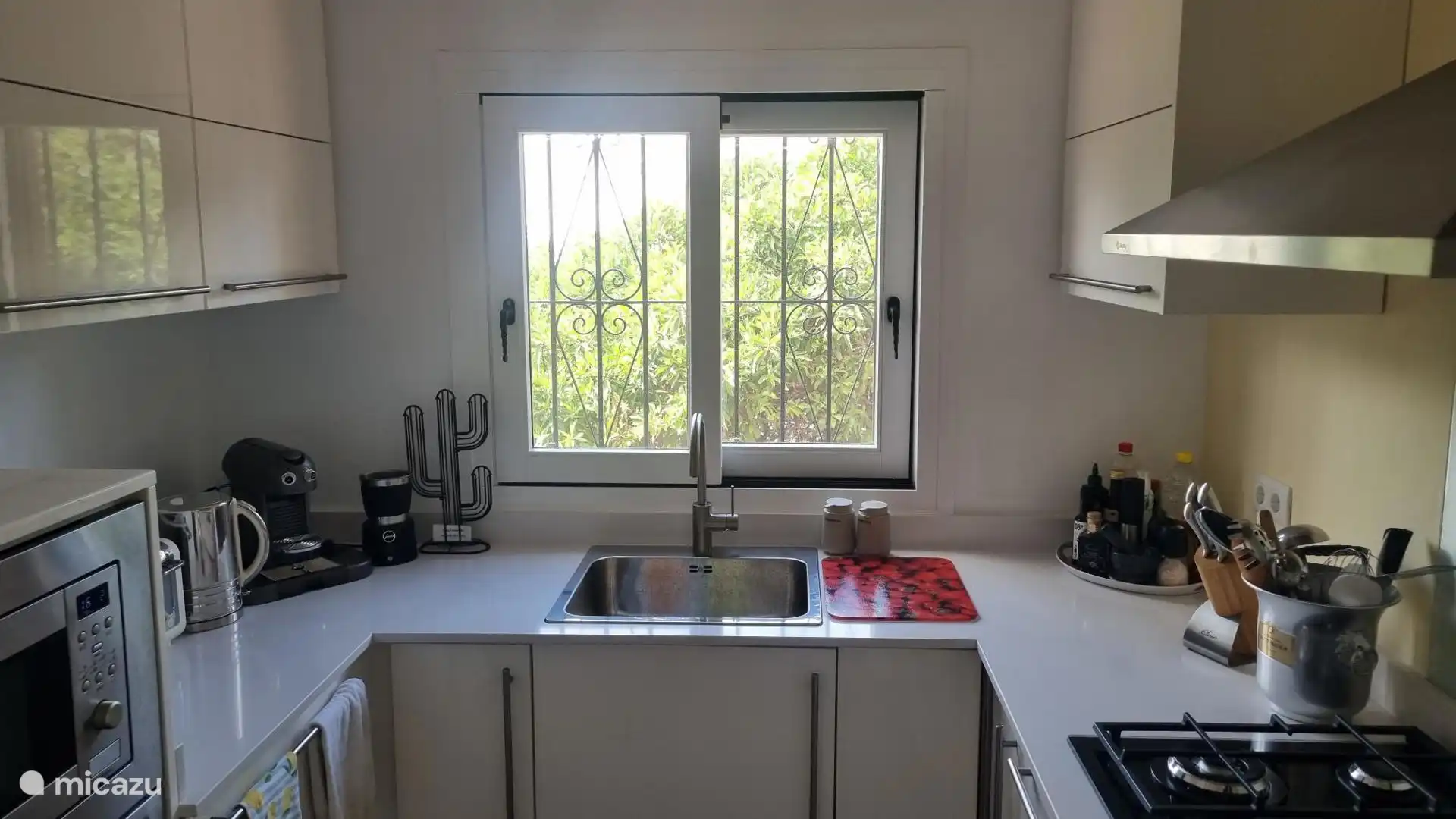 Cocina con máquina Nespresso, lavavajillas, lavadora