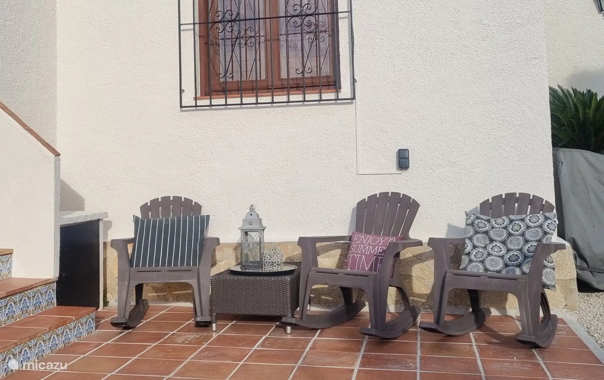 Zugang zum Haus mit Stufen zur Naya. Sitzecke für die erste Tasse Kaffee, wenn der Rest der Gruppe noch schläft. Oder der letzte Drink im Sonnenuntergang