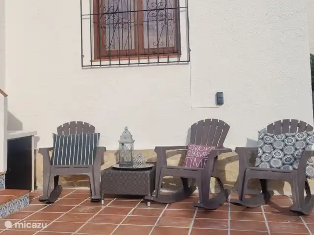 Brise d'été | Espagne, Costa Blanca, Jávea - villa Accès à la maison avec des marches vers la naya. Un coin salon pour cette première tasse de café lorsque le reste du groupe dort encore. Ou ce dernier verre au coucher du soleil
