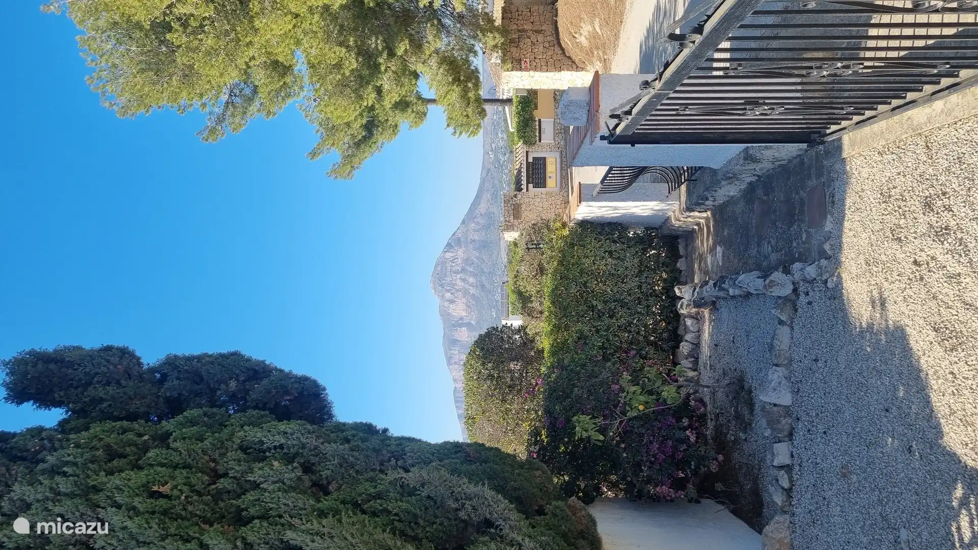 Blick auf den ikonischen Montgo (den schlafenden Elefantenberg)