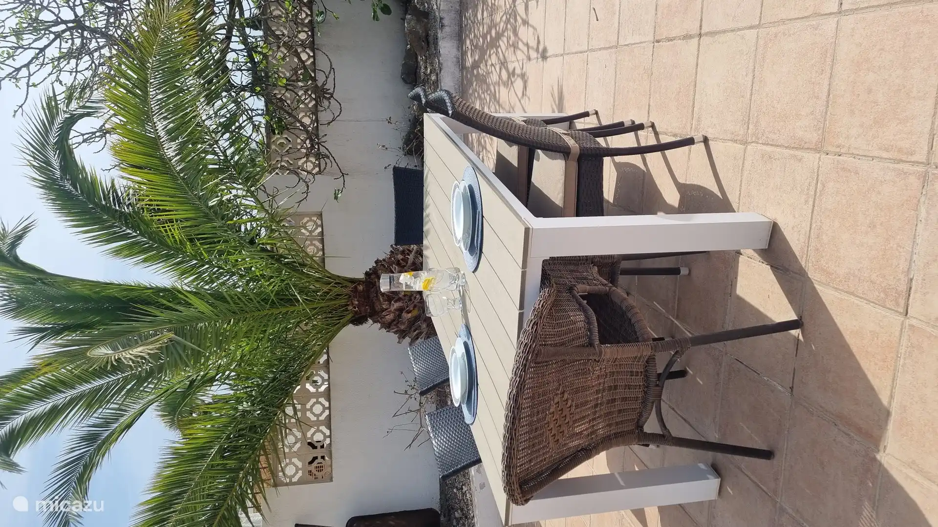 Natürlich isst man in der Regel draußen! Es gibt diesen Tisch für 6 Personen und einen weiteren runden Tisch. Und es stehen genügend Sonnenschirme zur Verfügung, für diejenigen, die lieber im Schatten sitzen möchten