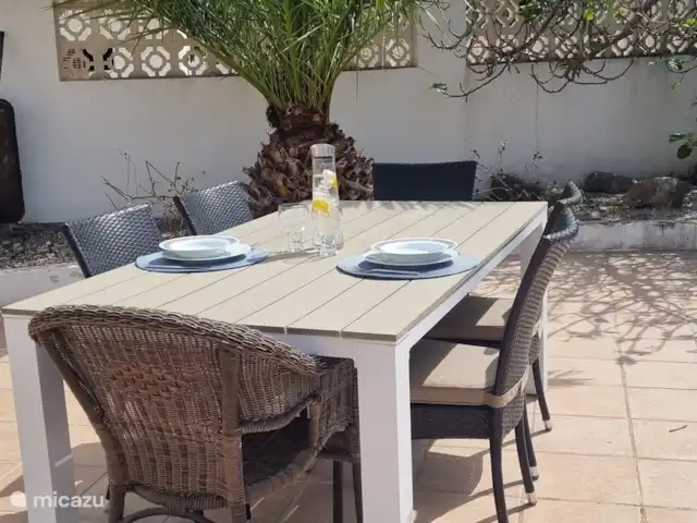 Brise d'été | Espagne, Costa Blanca, Jávea - villa Bien sûr, vous mangez généralement à l’extérieur ! Il y a cette table pour 6 personnes et une autre table ronde. Et il y a beaucoup de parasols disponibles, pour ceux qui préfèrent s’asseoir à l’ombre