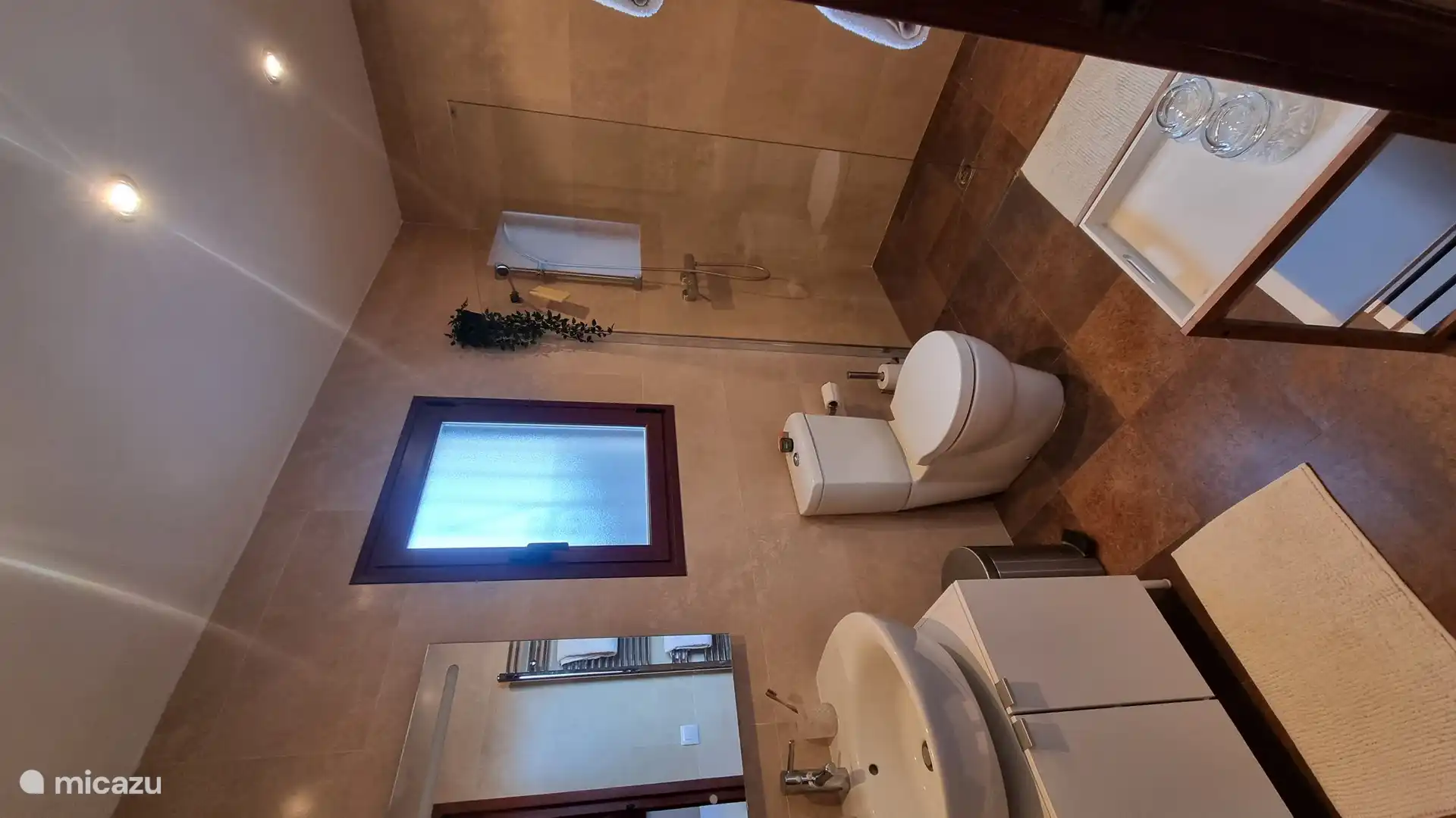 En-suite Badezimmer mit Dusche, Waschbecken und Toilette