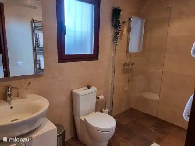 Brise d'été | Espagne, Costa Blanca, Jávea - villa Salle de bain avec douche, lavabo et toilettes