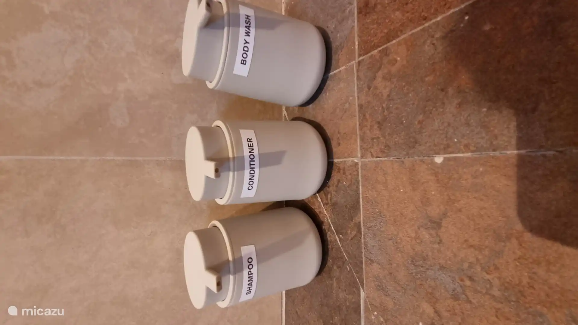 Pumpen, die wir mit Shampoo, Spülung und Duschgel auffüllen. Das musst du also nicht mitnehmen :-)