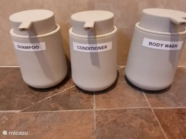 Brise d'été | Espagne, Costa Blanca, Jávea - villa Pompes que nous remplissons de shampoing, de revitalisant et de gel douche. Vous n'êtes donc pas obligé de l'emporter avec vous :-)