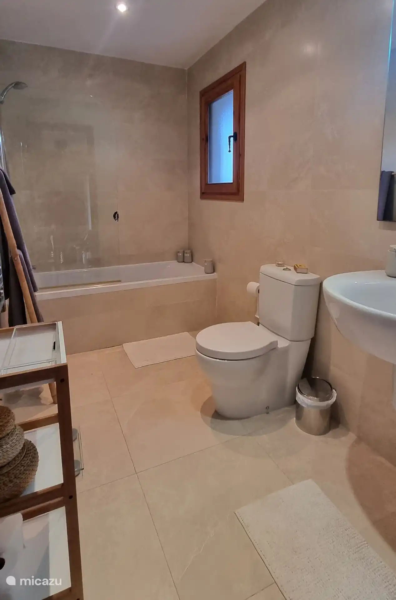 2. Badezimmer mit Badewanne/Dusche, Toilette und Waschbecken