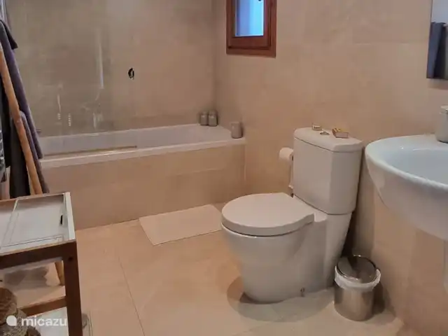 Brise d'été | Espagne, Costa Blanca, Jávea - villa 2ème salle de bain avec baignoire/douche, WC et lavabo