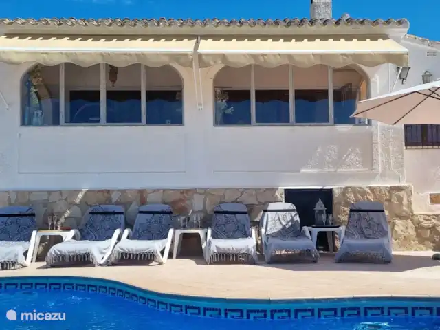 Brise d'été | Espagne, Costa Blanca, Jávea - villa 6 transats confortables au bord de la piscine. Frottez-le, ajoutez un livre et buvez et le plaisir peut commencer !