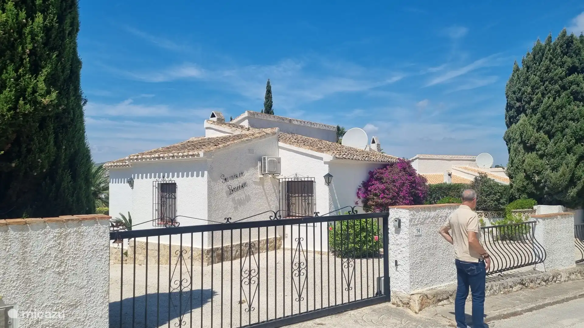 Sommerbrise von der Straße. Genügend Platz für 2 oder sogar 3 Autos durch das elektrische Einfahrtstor