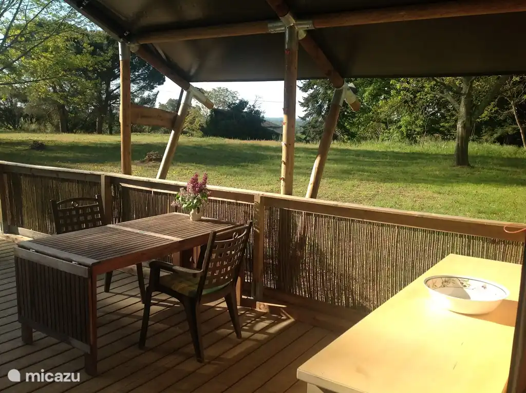 Glamping a pequeña escala con baño privado