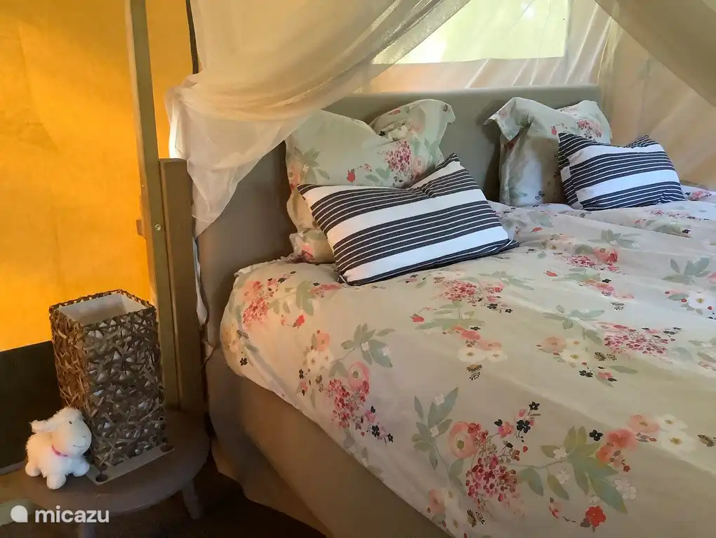 acogedora cama cómoda en la abrazadera la Mirande