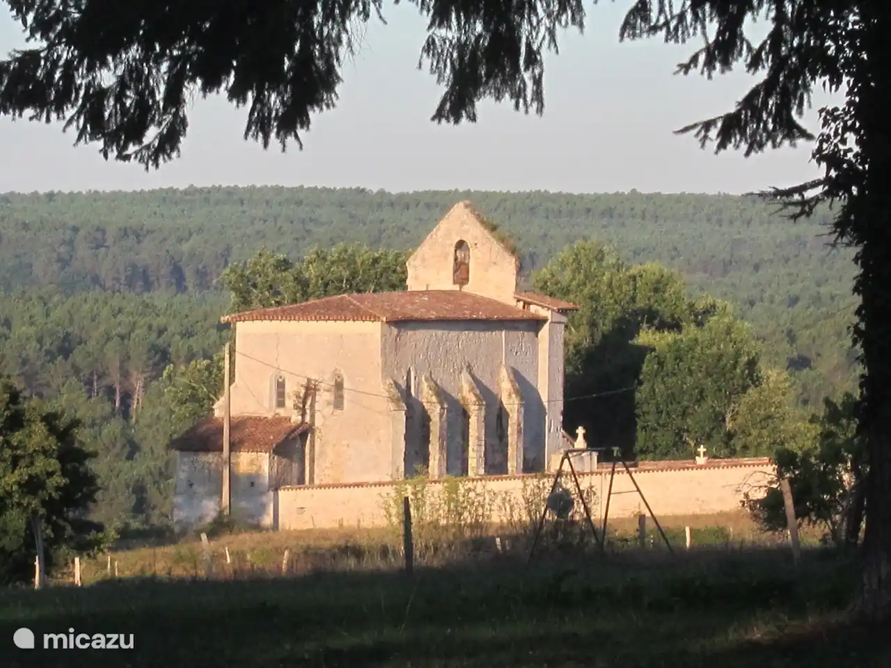 Iglesia junto a Glamping la Mirande