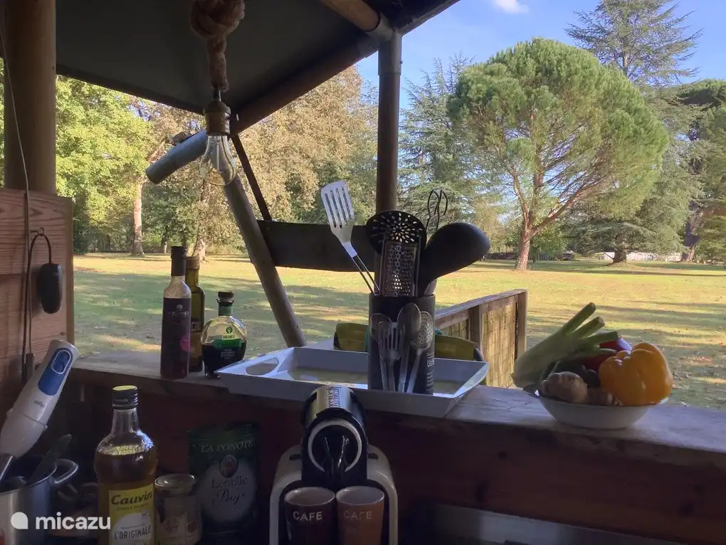 Cocina al aire libre en glamping la Mirande