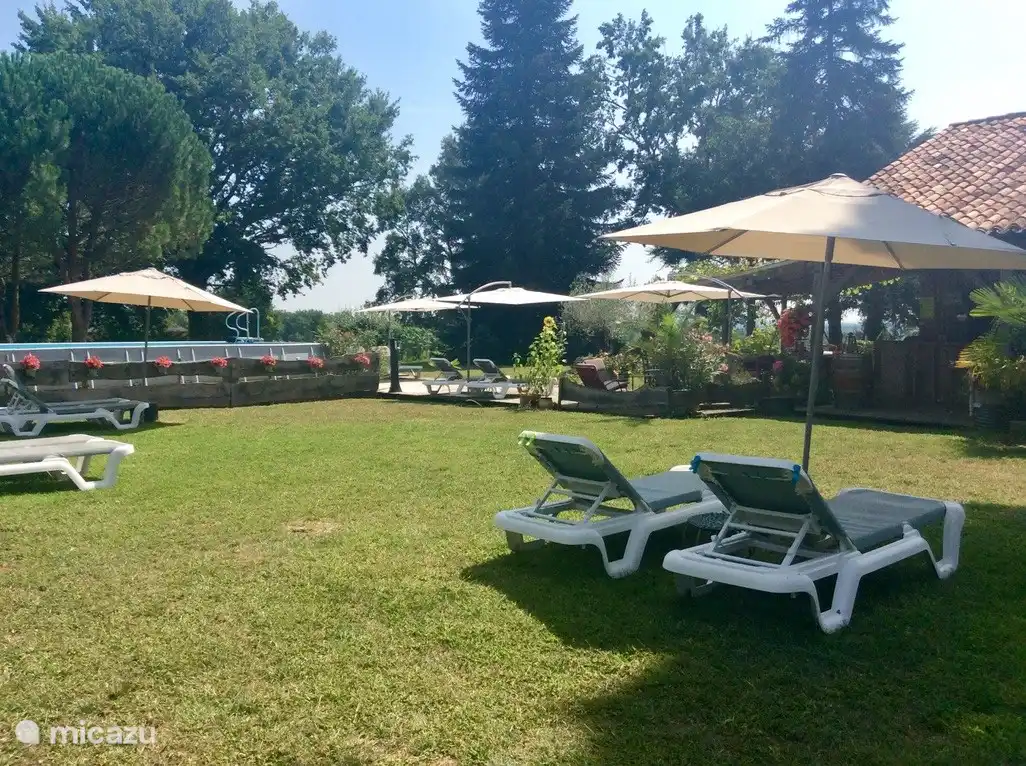 la zona para tomar el sol del glamping la Mirande