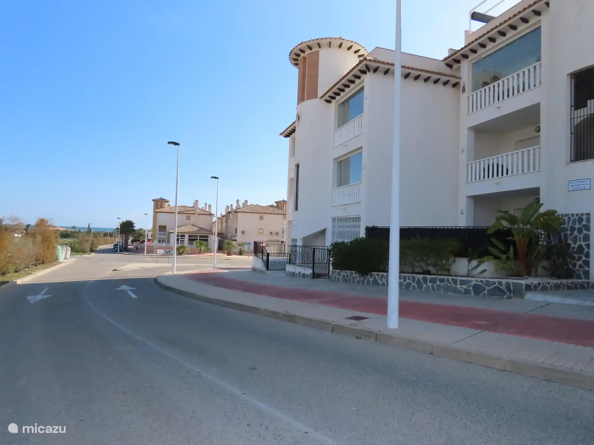 Façade et route vers la plage 