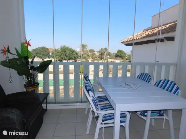 Penthouse Vue Mer Plage El Pinet | Espagne, Costa Blanca, La Marina del Pinet - appartement Balcon avec rideaux de verre, une extension du salon et de la salle à manger