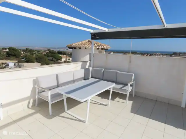 Penthouse Vue Mer Plage El Pinet | Espagne, Costa Blanca, La Marina del Pinet - appartement Belle terrasse ensoleillée sur le toit juste au-dessus de l'appartement avec tous les équipements tels que des chaises longues, un siège lounge, un barbecue et un auvent pour suffisamment d'ombre.