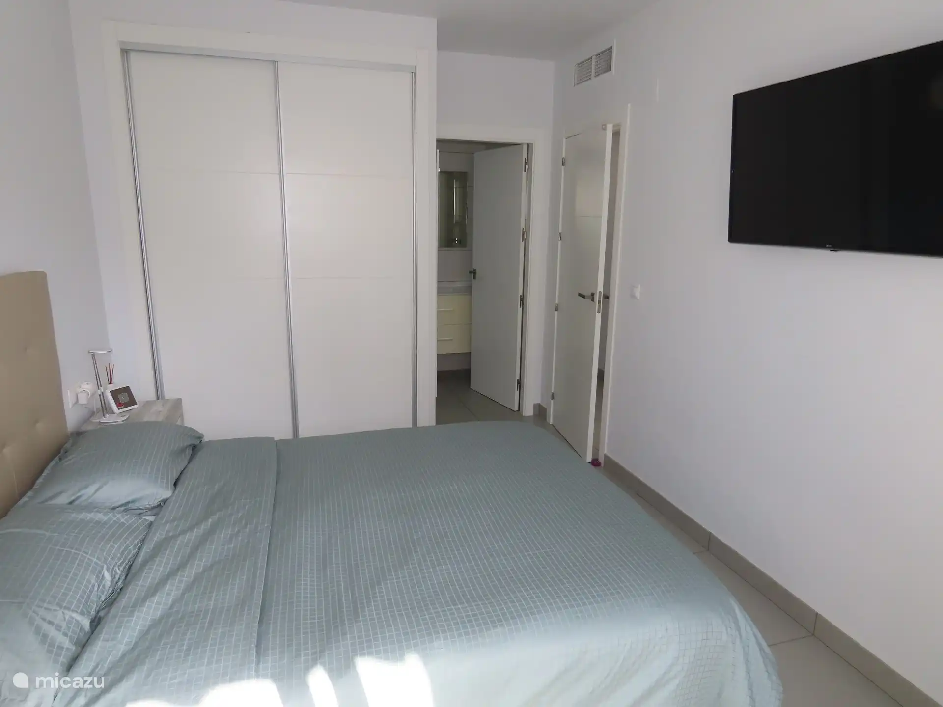 Chambre équipée d’armoires encastrées salle de bain attenante 