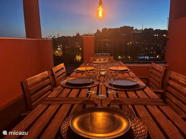 Location de Vacances Espagne, Costa del Sol, Marbella, penthouse - Penthouse Marbella Jacuzzi & vue mer Profitez d’un dîner confortable sur le toit-terrasse