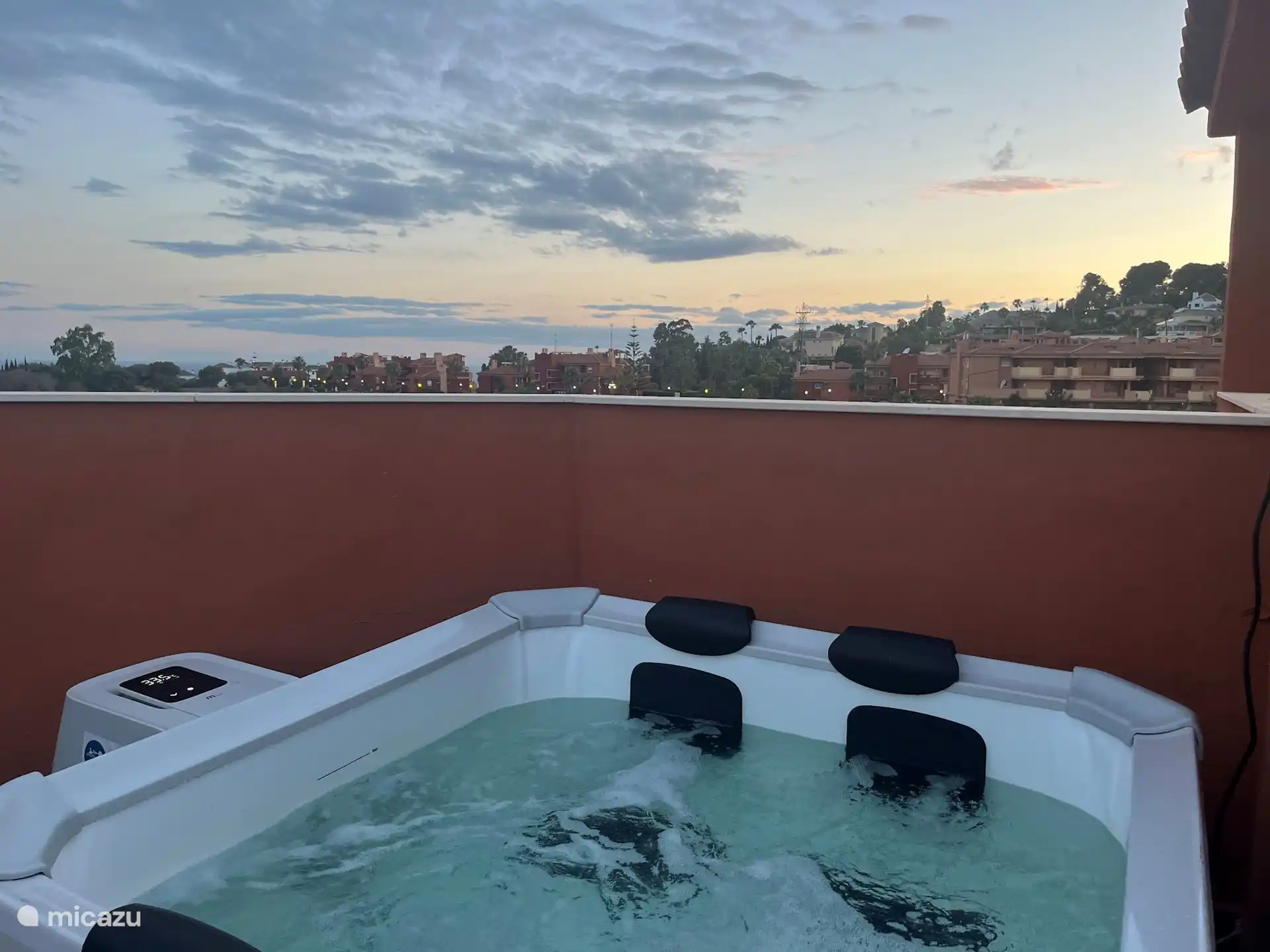Jacuzzi privé chauffé sur le toit-terrasse avec de superbes couchers de soleil et vue sur la mer