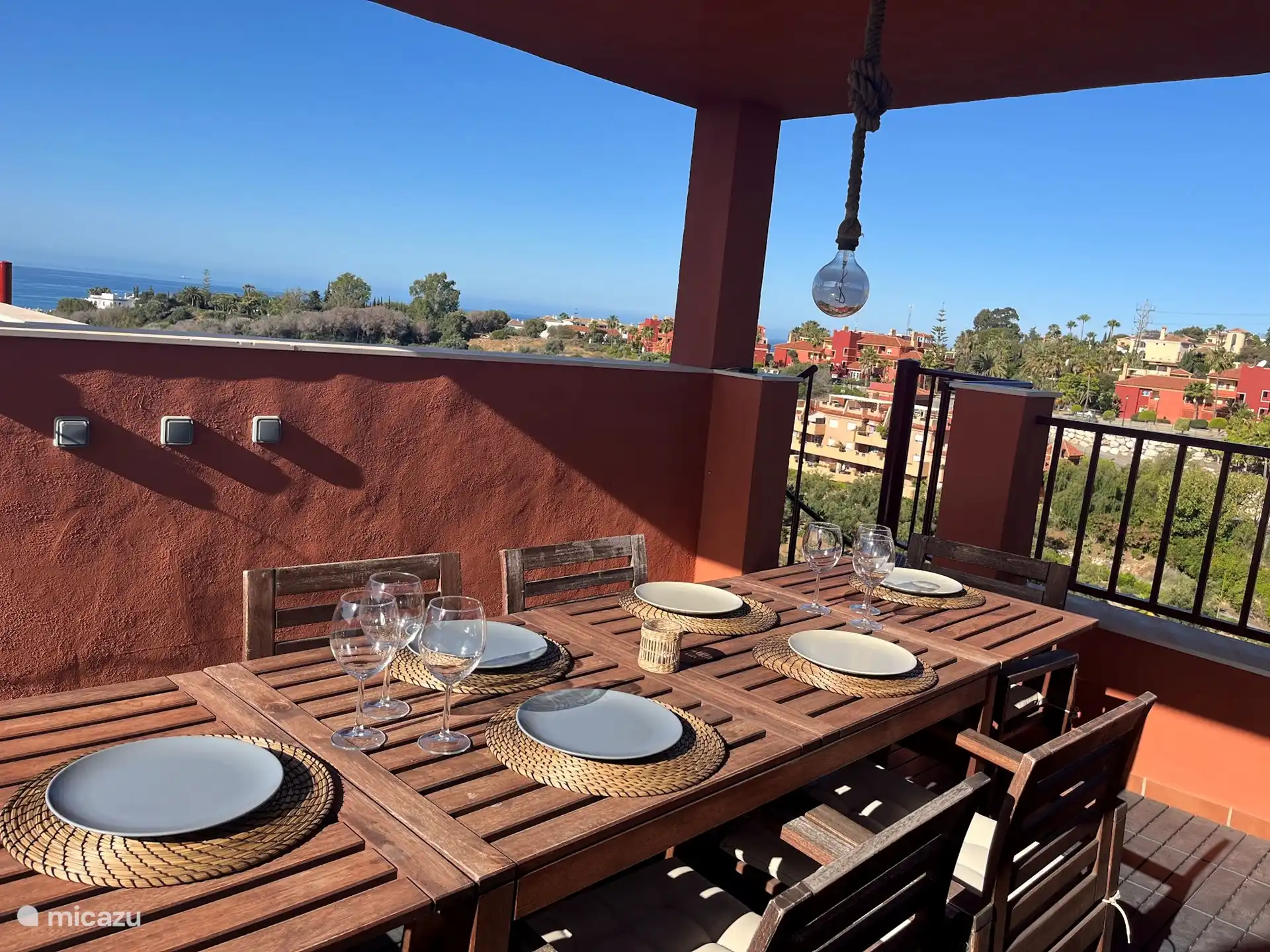 Salle à manger avec vue sur la mer